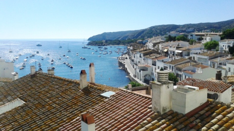 El poble de Cadaqués i part de les seves platges