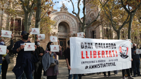 Diversos manifestants davant el TSJC mostrant una pancarta en suport a Dani Gallardo, detingut a Madrid per les protestes de la sentència de l'1-O.