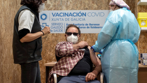 Un hombre recibe la vacuna de AstraZeneca durante la campaña de vacunación masiva que se lleva a cabo estos días en el recinto ferial Expourense, este miércoles en Ourense.