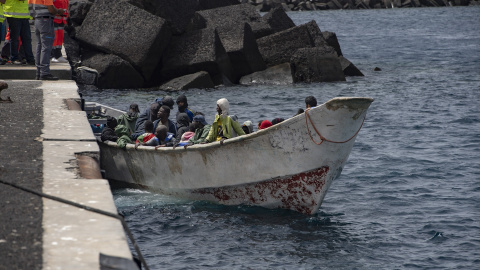 Un cayuco a su llegada al puerto de La Restinga, a 14 de septiembre de 2024, en El Hierro, Canarias.