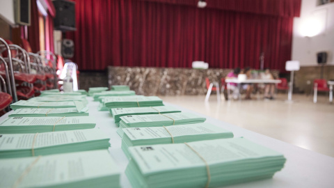 Detalle de las papeletas de voto ubicada en una mesa durante el día de las elecciones a la presidencia de la Junta de Andalucía en el Colegio San Fernando Marista, a 19 de junio de 2022 en Sevilla