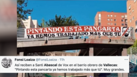 La pancarta que recibe a Abascal en Vallecas mofándose de su historial laboral