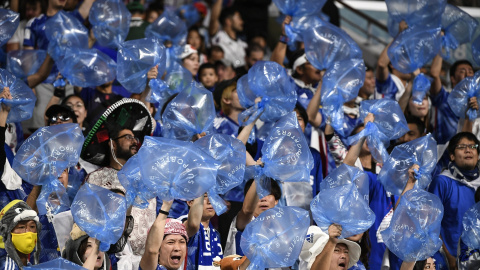 Aficionados japoneses animan en las gradas durante el partido de fútbol del Grupo E de la Copa Mundial de la FIFA Qatar 2022 entre Japón y España en el Estadio Internacional Khalifa