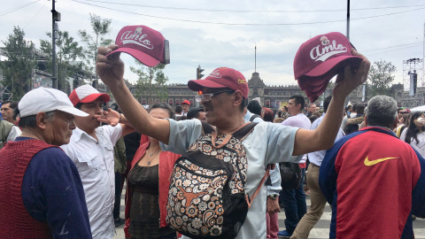 Un hombre mexicano vendiendo gorras. / Anna Portella