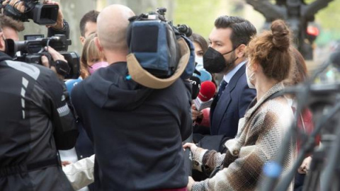 El abogado de la víctima de la violación, Jorge Albertini (d), atiende a los medios de comunicación momentos antes de iniciarse esta mañana en la Audiencia de Barcelona el juicio a uno de los supuestos autores