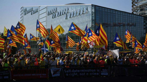 Independentistas catalanes se manifiestan ante el Parlamento Europeo en la apertura de la legislatura. (PATRICK SEEGER | EFE)