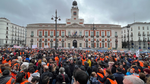 Vecinos de San Fernando de Henares afectados por las obras de la línea 7B de Metro de Madrid se manifiestan ante la Puerta del Sol por los daños que estas obras están ocasionando en el municipio a 8 de enero de 2023