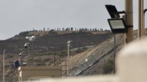 La Guardia Civil cierra la frontera de Ceuta después de que 200 personas migrantes intentaran saltar la valla