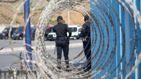 Agentes de Policía en un puesto de control aduanero en la frontera terrestre con el enclave español de Ceuta, en Fnideq, Marruecos, a 17 de septiembre de 2024.