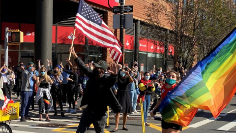 Celebración espontánea en las calles de Brooklyn cuando los medios han proyectado que Joe Biden será el próximo presidente de EEUU.