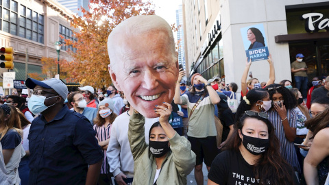 Simpatizantes demócratas celebran la victoria de Joe Biden en las elecciones de EEUU.