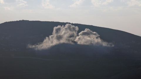 El humo se eleva después de un bombardeo israelí en Kfar Kila (Líbano), este 18 de septiembre.