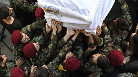 Miembros de Hizbulá transportan un ataúd tras los ataques atribuidos a Israel.