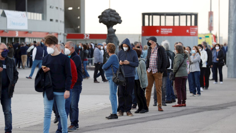 Vista de las personas que esperan para recibir la vacuna el pasado jueves 1 de abril en el estadio Wanda Metropolitano.