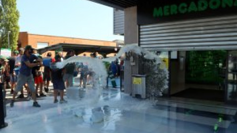 Més de 150 ramaders exigeixen un preu just de la llet en una protesta a les portes del Mercadona de Vic