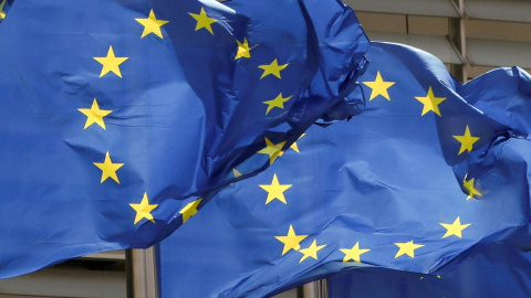 Banderas de la UE en el exterior del edificio de la sede de la Comisión Eureopa, en Bruselas. REUTERS/Yves Herman