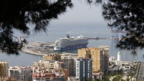 El rascacielos en el puerto de Málaga que da la espalda a la ciudad