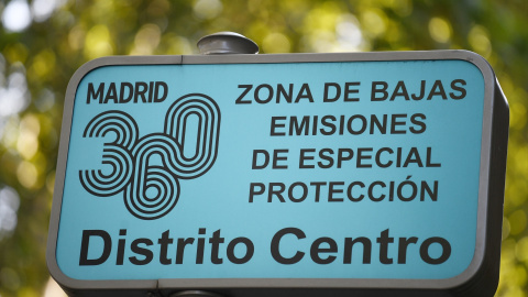 19/09/2024 Un cartel señala la zona de bajas emisiones 360 del Distrito Centro en Madrid. Foto de archivo.