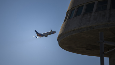 Vista de un avión en el aeropuerto de Barcelona, a 4 de noviembre de 2022.