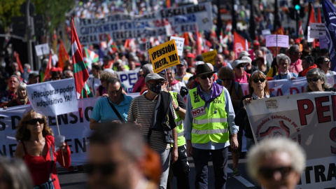 Miles de personas se manifiestan con pancartas, algunas que rezan 'Pensión Justa Ya', durante la marcha por la defensa de las pensiones públicas y la mejora de los salarios, a 15 de octubre de 2022, en Madrid, (España)