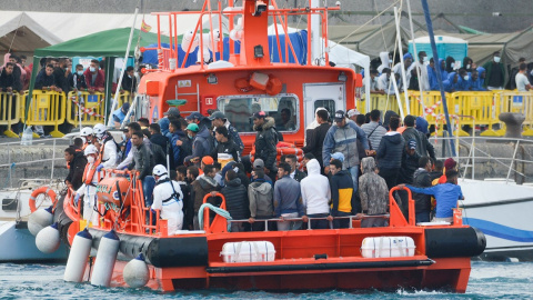 Llegada del Salvamar Menkalinan al muelle de Arguineguín.