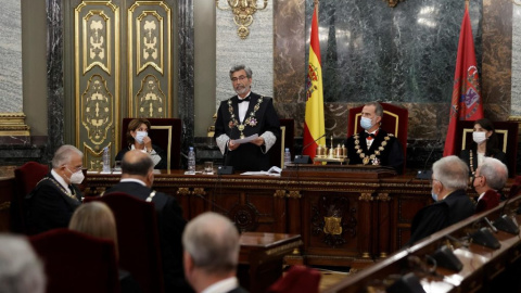 El presidente del CGPJ, Carlos Lesmes, en la inauguración del año judicial, junto a la fiscal general del Estado, Dolores Delgado, y el rey Felipe de Borbón