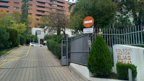 Entrada al Colegio Mayor Elías Ahúja, en Madrid.