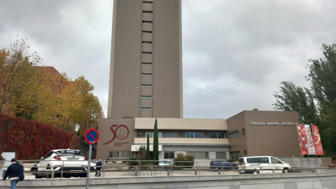 Una alumna se dirige al Colegio Mayor Mendel, en Madrid.