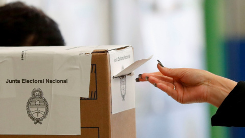 Una mujer vota en las elecciones primarias argentinas, en un colegio electoral en Buenos Aires. REUTERS/Agustin Marcarian