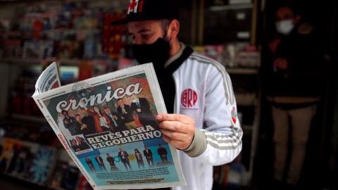 Un hombre lee un periodico con la información de los resultados de las elecciones primarias en Argentina, en el centro de Buenos Aires. REUTERS/Agustin Marcarian