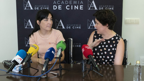 La directora de la película 'Cinco Lobitos', Alauda Ruiz de Azúa, y la productora, en el anuncio de las películas españolas preseleccionadas a los Oscar, en la Academia de Cine, a 25 de agosto de 2022, en Madrid