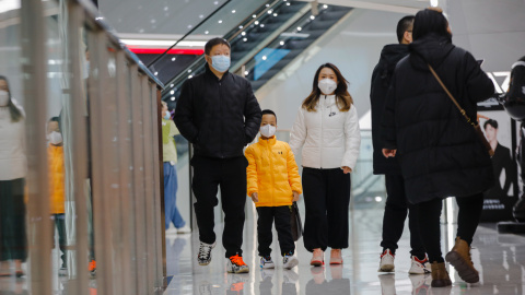 01/12/2022 Personas con mascarilla en China centro comercial