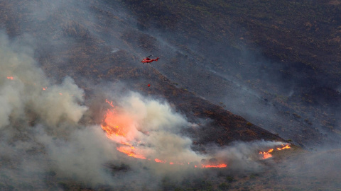 Varios medios intentan extinguir el incendio de Sierra Bermeja, este lunes.