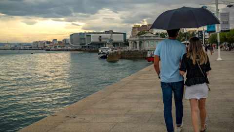 Una pareja de turistas pasea por Santander.