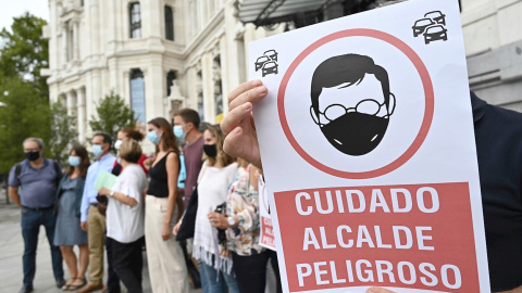 Integrantes de la Plataforma Madrid Respira participan en una concentración contra la aprobación de la nueva Ordenanza de Movilidad, este lunes en Madrid.