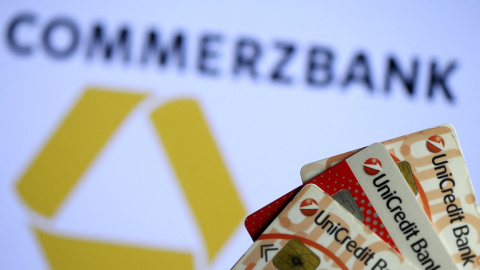 Tarjetas de crédito del italiano Unicredit junto al logo del alemán Commerzbank. REUTERS/Dado Ruvic/Illustration