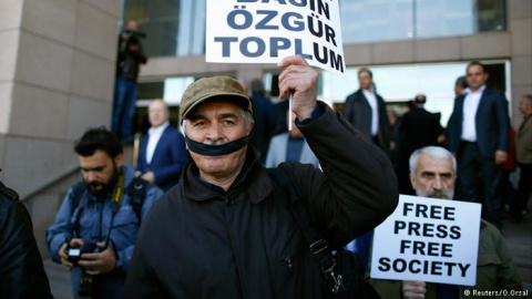 Imagen de archivo de una protesta reclamando liberta de prensa en frente del Palacio de Justicia de Estambul / REUTERS