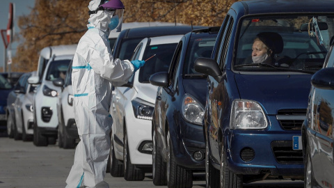 Decenas de coches hacen cola ante el hospital de campaña de La Fe de València para la realización de pruebas de detección de covid-19. El sistema de "autocovid" permite agilizar la toma de muestras y minimizar riesgos de contagios.