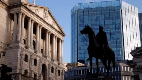 Vista del edificio del Banco de Inglaterra (izq.) en la City de Londres. REUTERS/John Sibley