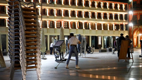 Un camarero recogía la terraza de su bar en Córdoba, el domingo por la noche.