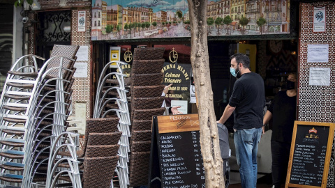 Uno de los bares típicos del barrio de Triana en Sevilla, este lunes