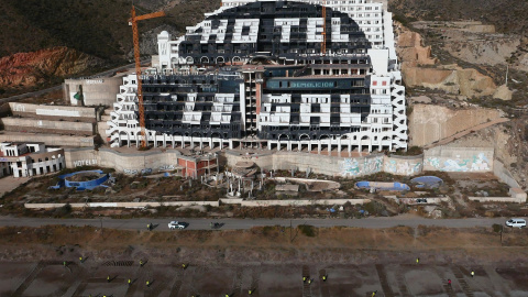 Activistas de Greenpeace frente a las obras del hotel de El Algarrobico en Almería. Imagen de Archivo.