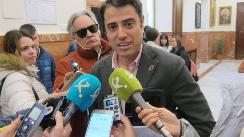 El exconcejal de Vox en Badajoz, Alejandro Vélez, atiende a los medios en una imagen de archivo.