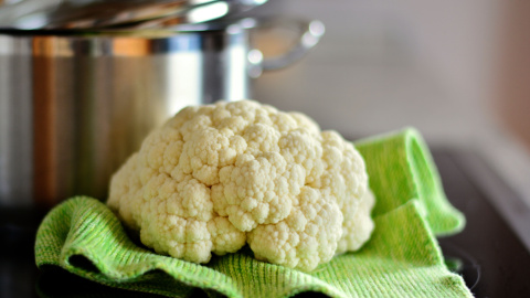 Una coliflor a punt de ser bullida.