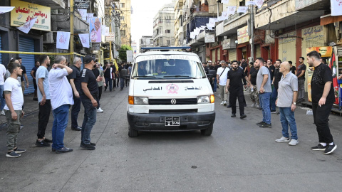 Una ambulancia recorre las calles de Beirut este miércoles.