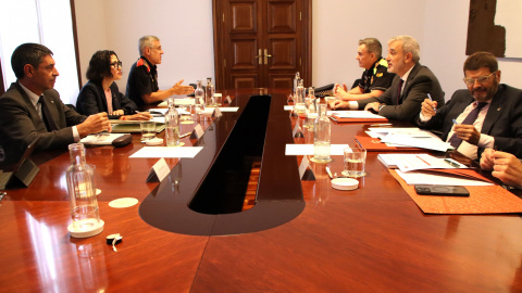 Reunió entre la consellera Parlon i l'alcalde Collboni a la sala Tàpies de l'Ajuntament de Barcelona