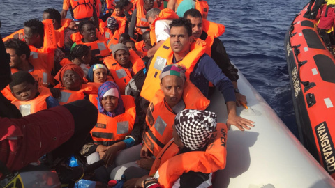 Imagen de la embarcación rescatada frente a las costas libias por el barco Open Arms.- PROACTIVA OPEN ARMS