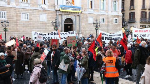 La manifestació del Sindicat de Llogateres a la plaça Sant Jaume de Barcelona en defensa de la regulació dels lloguers.