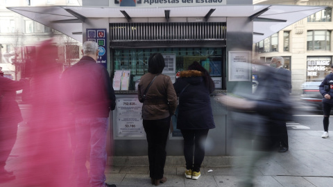 Varias personas en las inmediaciones de una administración de loterías, tres días antes del Sorteo de La Lotería del Niño, a 3 de enero de 2022, en Madrid.