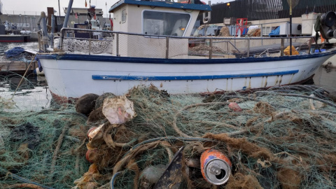 Les xarxes de pesca amb alguns residus arrossegats durant una sortida.